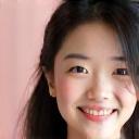 20代女性の笑顔の顔写真